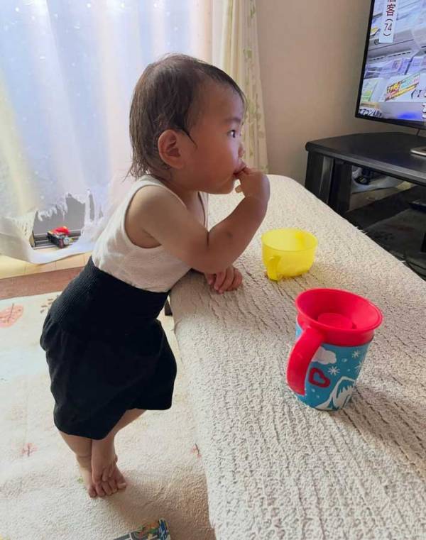 人生何周目？　貫禄のありすぎる１歳に「バーの常連客だ」「ダンディーだね」