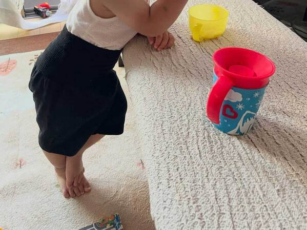 人生何周目？　貫禄のありすぎる１歳に「バーの常連客だ」「ダンディーだね」