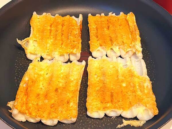 縦半分に切った『ちくわ』を…？　食べ方に「たまらない」「お酒が進みそう」