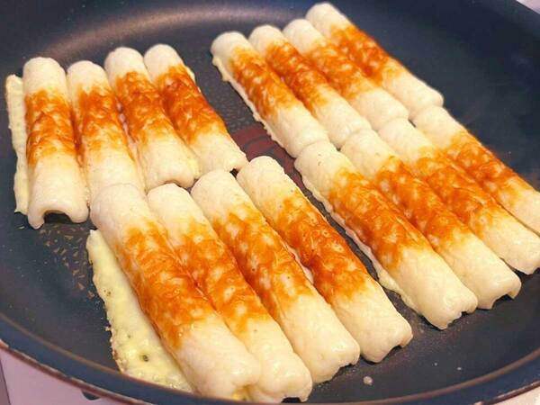 縦半分に切った『ちくわ』を…？　食べ方に「たまらない」「お酒が進みそう」