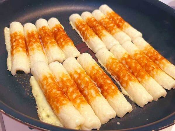 縦半分に切った『ちくわ』を…？　食べ方に「たまらない」「お酒が進みそう」