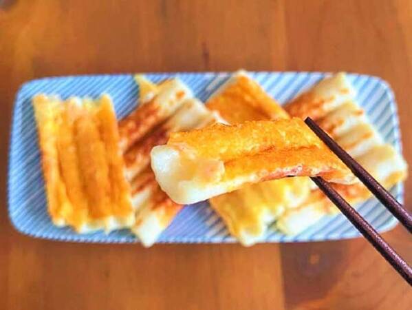 縦半分に切った『ちくわ』を…？　食べ方に「たまらない」「お酒が進みそう」
