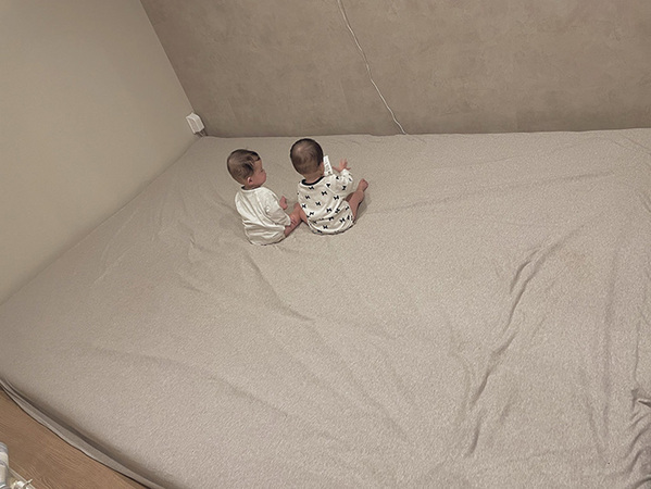 双子の赤ちゃんの様子を見に行くと？　「漫才のネタ合わせかな」「かわいすぎて爆笑」