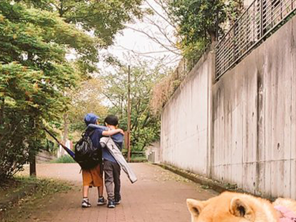 「フォトコンテストがあったら受賞しそうな傑作」　少年２人の背後を見ると？