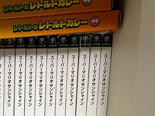 「完全に気を抜いてたわ」　実家の本棚には…「ビビった」「バケモンだろ」