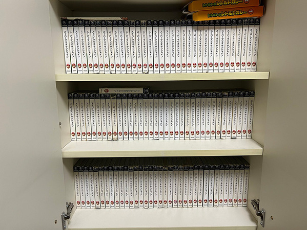 「完全に気を抜いてたわ」　実家の本棚には…「ビビった」「バケモンだろ」