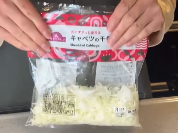 食パンにキャベツをのせて…　完成したものに「真似したい」