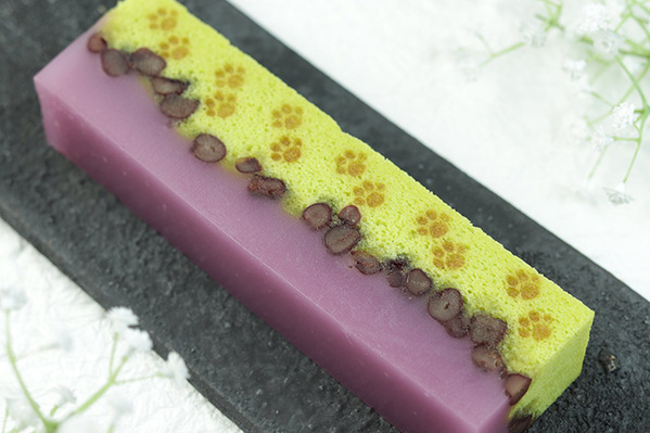 和菓子の上を散歩していたのは？　職人の遊び心あふれる一品に「笑っちゃう」