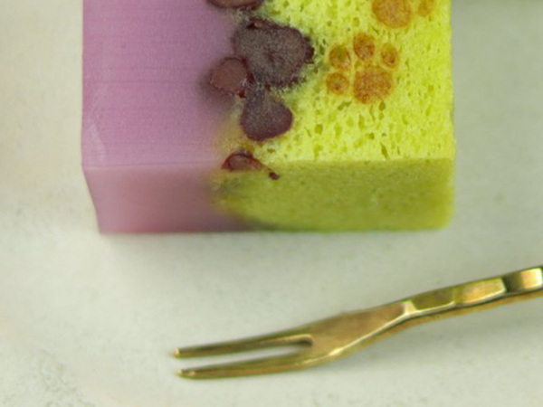 和菓子の上を散歩していたのは？　職人の遊び心あふれる一品に「笑っちゃう」