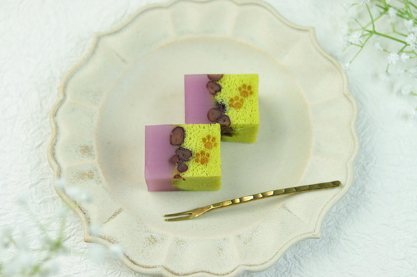 和菓子の上を散歩していたのは？　職人の遊び心あふれる一品に「笑っちゃう」