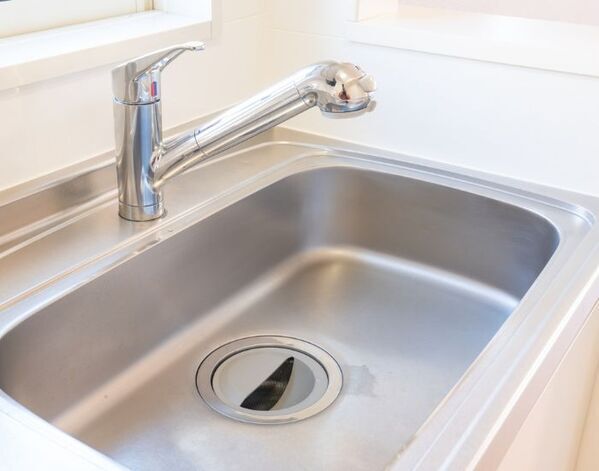 知らぬ間にシンクを傷めてるかも？　企業の注意喚起に「知らなかった」