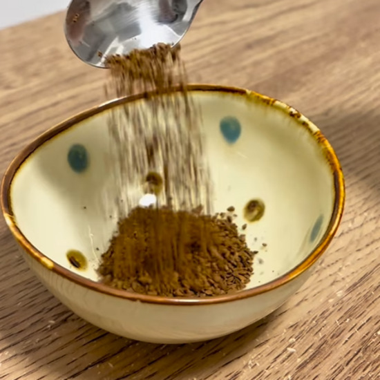 プリンにかけたら大正解！　思わぬ裏技に「コレ好きなやつ」「早速作った」