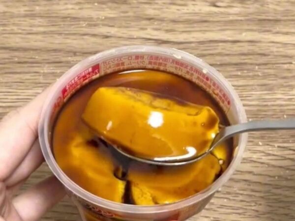 プリンにかけたら大正解！　思わぬ裏技に「コレ好きなやつ」「早速作った」
