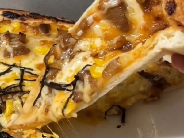 冷めたピザは普通に温めるだけじゃダメ！　裏技に「すごい」「出来立て？」