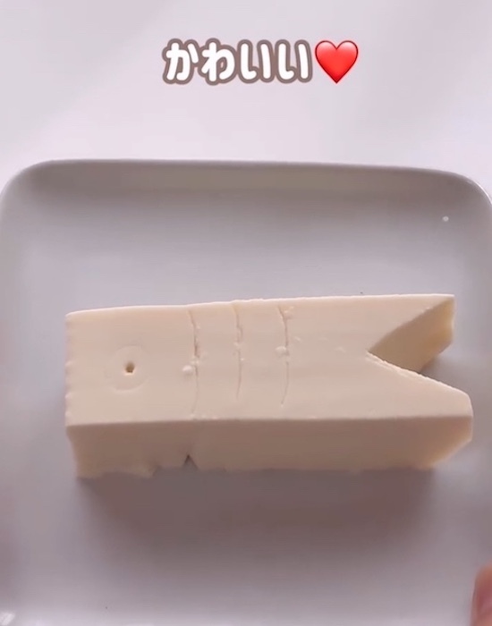 ３等分に切った豆腐　端を三角にカットしてから…　「やってみる」「手軽でいい」