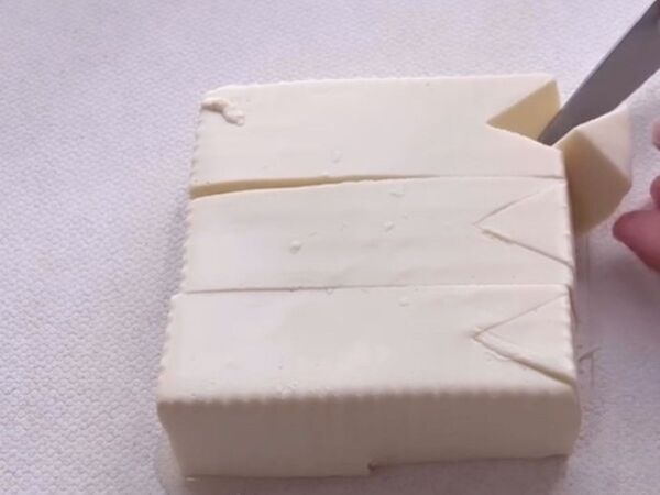 ３等分に切った豆腐　端を三角にカットしてから…　「やってみる」「手軽でいい」