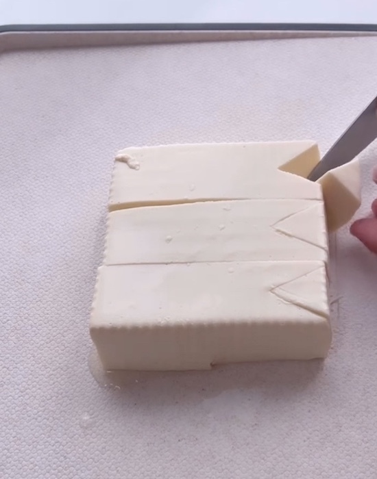 ３等分に切った豆腐　端を三角にカットしてから…　「やってみる」「手軽でいい」