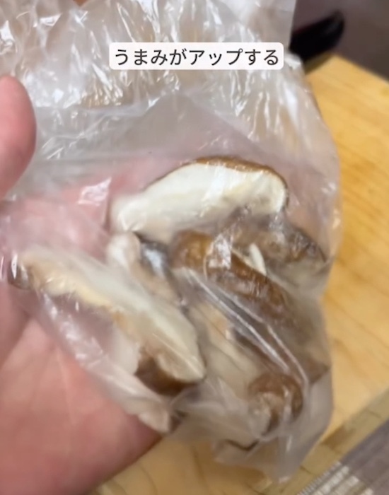 熱湯に浸けた乾燥シイタケ　３０分後の姿に「こんな方法があったとは！」