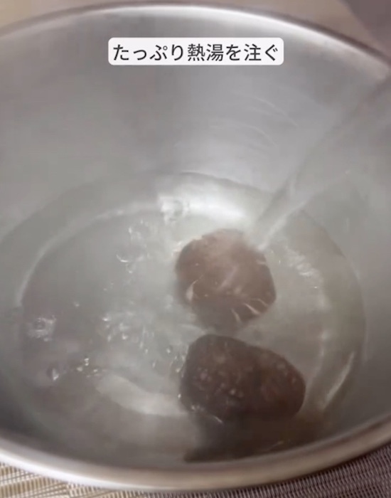 熱湯に浸けた乾燥シイタケ　３０分後の姿に「こんな方法があったとは！」