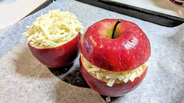 くり抜いたリンゴの中に詰めたのは…　農家の食べ方に「たまらん」「これは気になる」