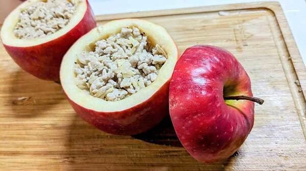 くり抜いたリンゴの中に詰めたのは…　農家の食べ方に「たまらん」「これは気になる」