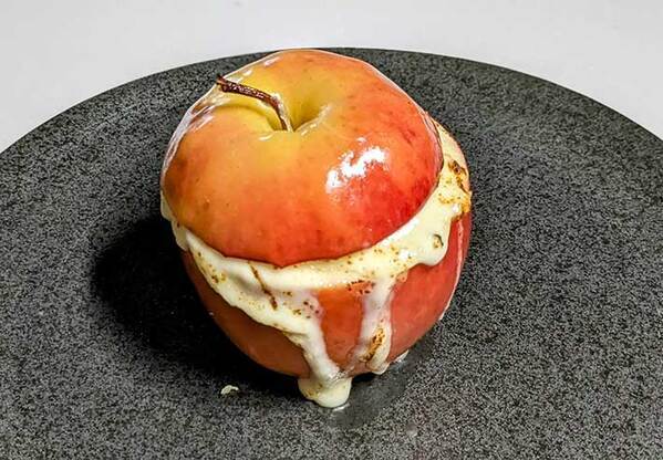 くり抜いたリンゴの中に詰めたのは…　農家の食べ方に「たまらん」「これは気になる」