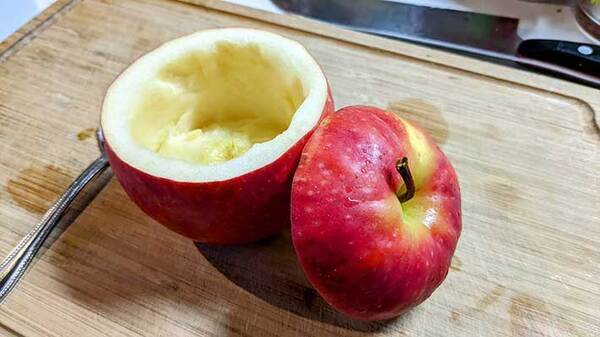 くり抜いたリンゴの中に詰めたのは…　農家の食べ方に「たまらん」「これは気になる」