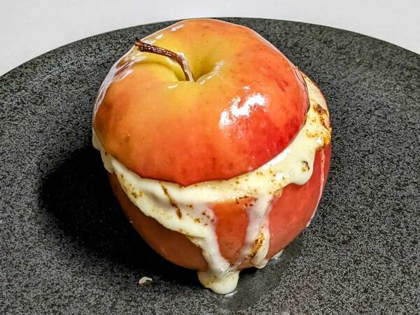 くり抜いたリンゴの中に詰めたのは…　農家の食べ方に「たまらん」「これは気になる」