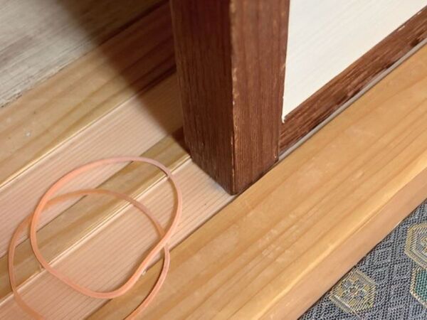 ふすまのレールを簡単掃除！　輪ゴムの意外な活用法に「楽しい」「めっちゃ便利」