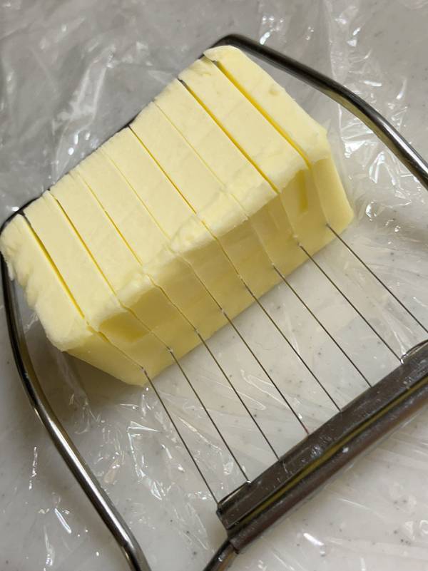 バターを一度に均等に切りたい…　意外なキッチングッズで？「頭いい！」「天才」