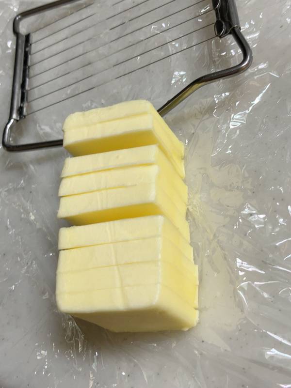 バターを一度に均等に切りたい…　意外なキッチングッズで？「頭いい！」「天才」