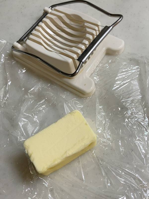 バターを一度に均等に切りたい…　意外なキッチングッズで？「頭いい！」「天才」