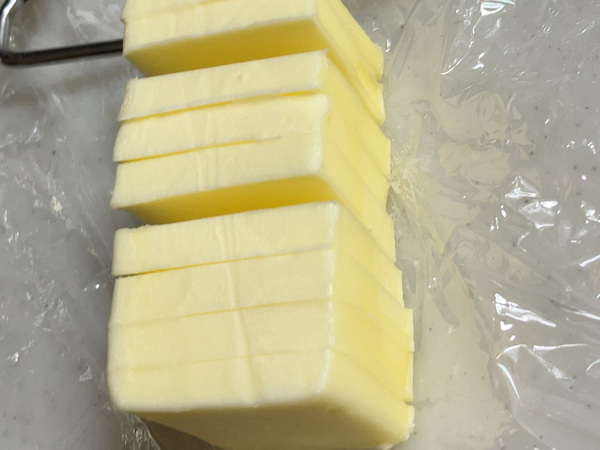 バターを一度に均等に切りたい…　意外なキッチングッズで？「頭いい！」「天才」