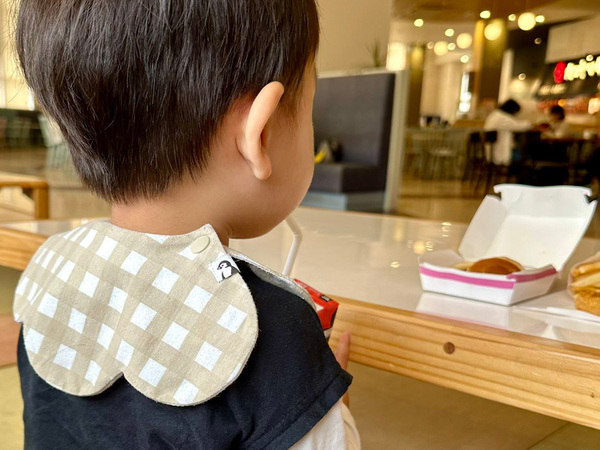 行儀よく座る男の子　視線の先には…「爆笑した」「固定観念が覆りそう」