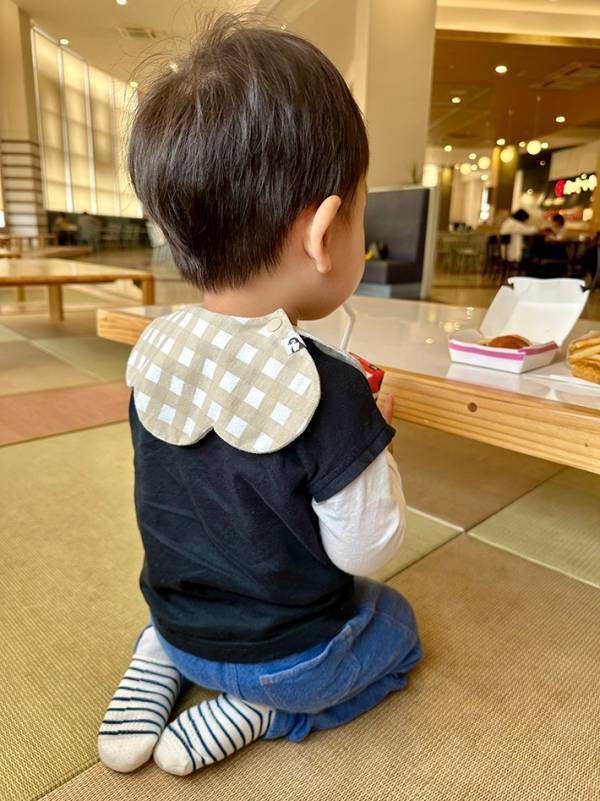 行儀よく座る男の子　視線の先には…「爆笑した」「固定観念が覆りそう」