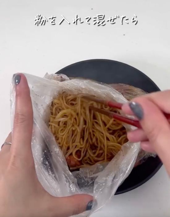 『焼きそばを４分チン』　料理酒を加えて加熱したら…　「今日からコレ」「すごい」