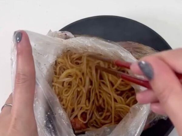 『焼きそばを４分チン』　料理酒を加えて加熱したら…　「今日からコレ」「すごい」