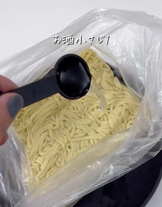『焼きそばを４分チン』　料理酒を加えて加熱したら…　「今日からコレ」「すごい」