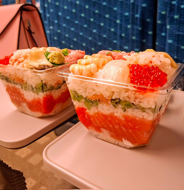 新幹線で食べるのは、『駅弁』ならぬ…　思わぬ発想に「この手があったか」「マネする」