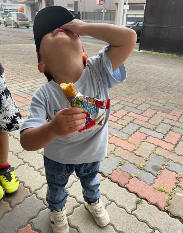 『うまい棒』を食べた子供に、４万人が共感　リアクションに「笑った」「分かるわ」