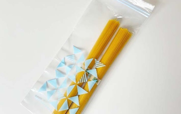 小松菜、パスタがすっきりと入る　１００均のフリーザーバッグに「１１０円でこれは買い」