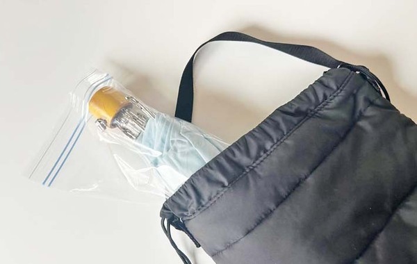 小松菜、パスタがすっきりと入る　１００均のフリーザーバッグに「１１０円でこれは買い」