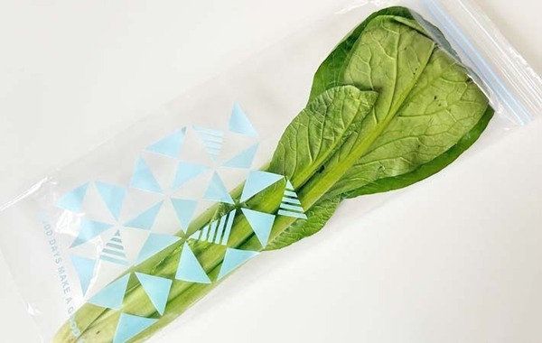 小松菜、パスタがすっきりと入る　１００均のフリーザーバッグに「１１０円でこれは買い」