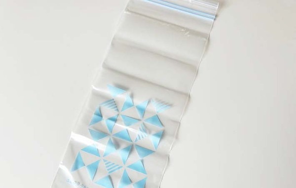 小松菜、パスタがすっきりと入る　１００均のフリーザーバッグに「１１０円でこれは買い」