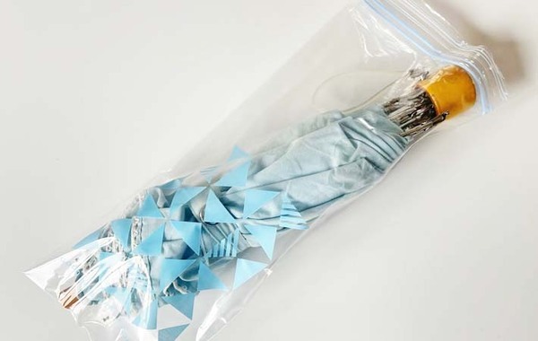 小松菜、パスタがすっきりと入る　１００均のフリーザーバッグに「１１０円でこれは買い」