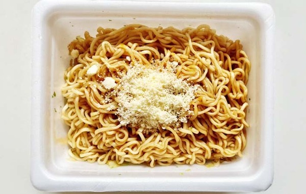 ペヤングに入れてみて！　まるか食品の提案に「す、すごい」「ジャンク感がやばい」