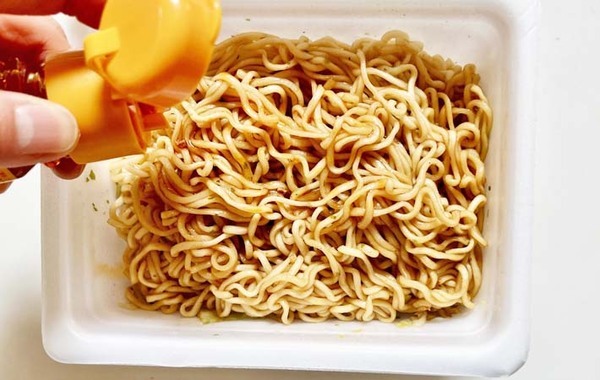 ペヤングに入れてみて！　まるか食品の提案に「す、すごい」「ジャンク感がやばい」