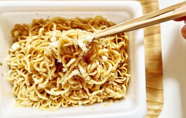 ペヤングに入れてみて！　まるか食品の提案に「す、すごい」「ジャンク感がやばい」