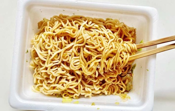 ペヤングに入れてみて！　まるか食品の提案に「す、すごい」「ジャンク感がやばい」