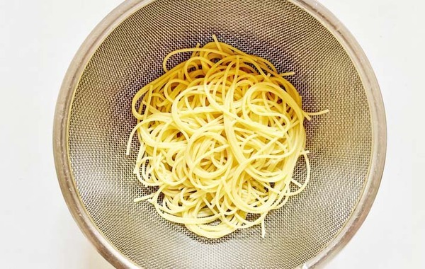 ゆでたパスタ　上にのせたのは…「予想以上においしい！」「異色すぎた」